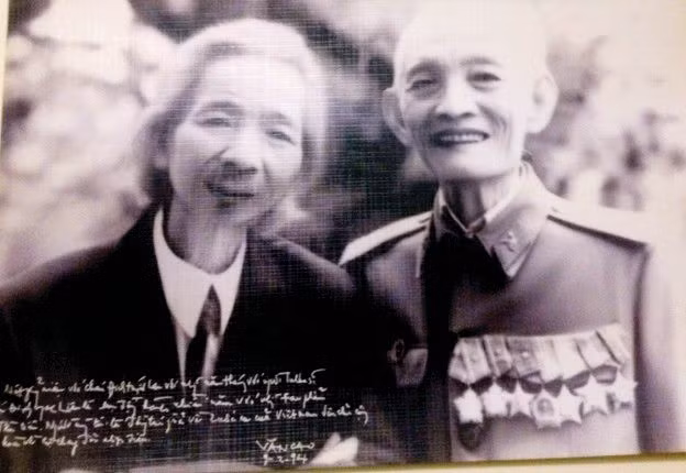 Nhạc sĩ Đinh Ngọc Liên (phải) và nhạc sĩ Văn Cao