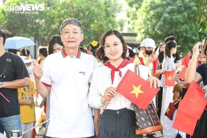 “Trở về thời khắc thiêng liêng” là hoạt động đặc biệt nhân kỷ niệm 80 năm Cách mạng Tháng Tám và Quốc khánh 2/9, đồng thời chào mừng 80 năm thành lập Đài Tiếng nói Việt Nam (VOV). Đây không chỉ là trải nghiệm ứng dụng công nghệ hiện đại, mà còn là một hành trình cảm xúc, đưa công chúng trở lại khoảnh khắc thiêng liêng khai sinh nước Việt Nam Dân chủ Cộng hòa. 83c562b16352eb0cb243-07572233.jpg