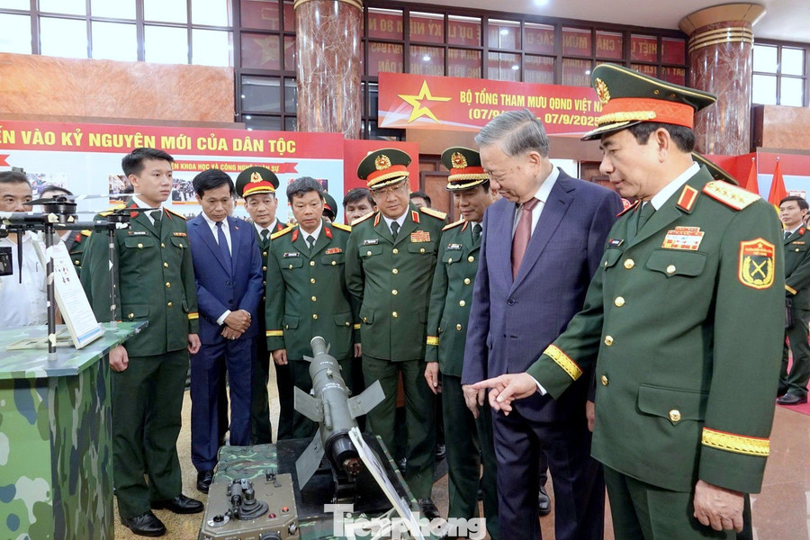 Tổng Bí thư tham quan tổ hợp tên lửa chống tăng do Viện Khoa học và Công nghệ quân sự (Bộ Tổng tham mưu) nghiên cứu cải tiến và sản xuất. tp-bttm-9.jpg