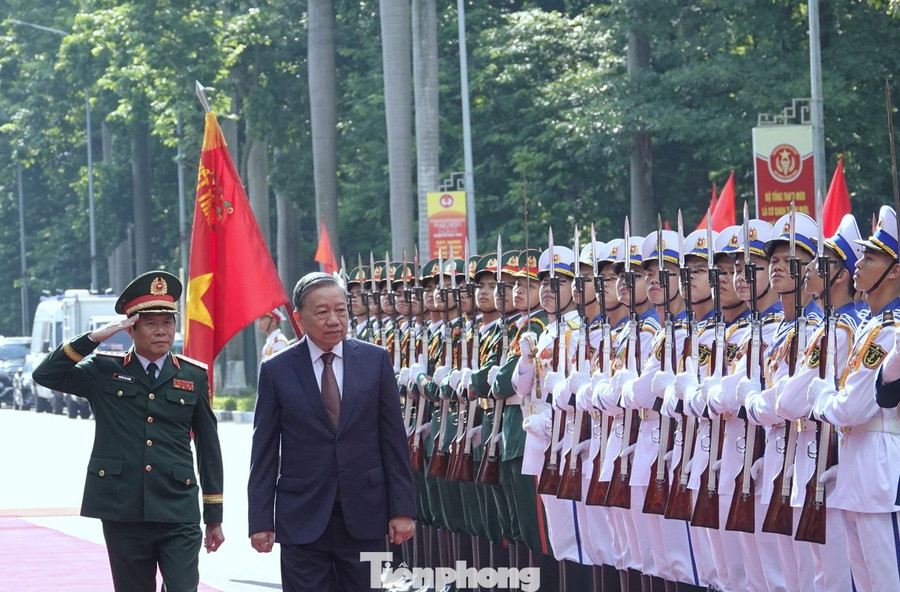 Đại tướng Nguyễn Tân Cương - Tổng Tham mưu trưởng Quân đội nhân dân Việt Nam , tháp tùng Tổng Bí thư Tô Lâm duyệt đội danh dự Quân đội nhân dân Việt Nam, sáng 6/9. tp-bttm-1.jpg