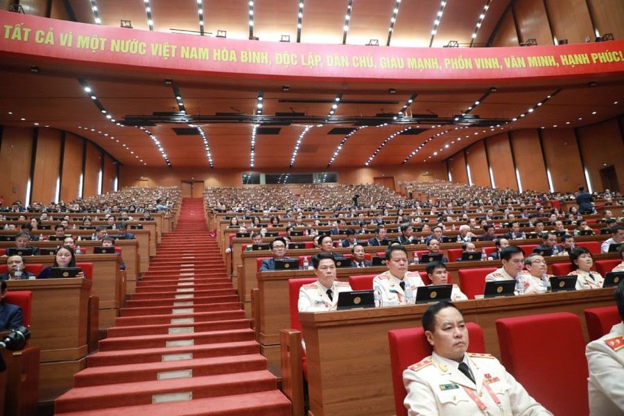 Các đại biểu dự Đại hội nghe thảo luận tại Hội trường về các Văn kiện Đại hội XIV của Đảng. Ảnh: Trần Vương