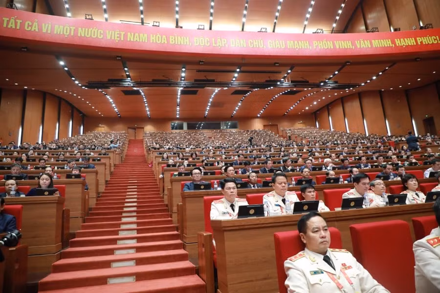 Các đại biểu dự Đại hội nghe thảo luận tại Hội trường về các Văn kiện Đại hội XIV của Đảng. Ảnh: Trần Vương