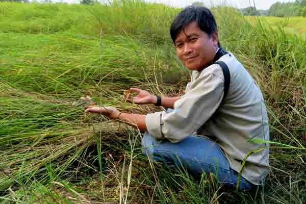 TS Trần Triết trong một lần khảo sát vùng sinh sống của sếu đầu đỏ ở Thái Lan