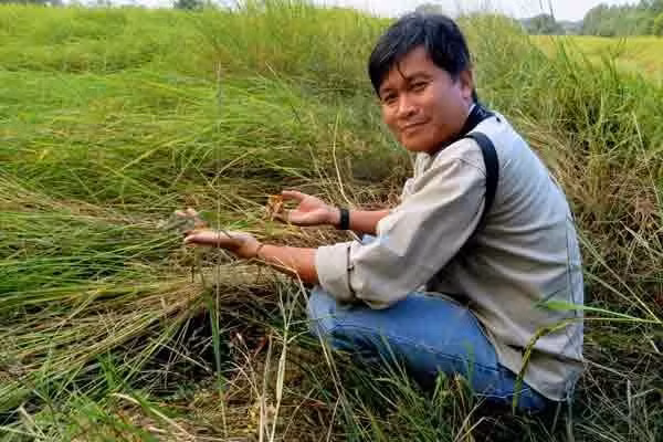 TS Trần Triết trong một lần khảo sát vùng sinh sống của sếu đầu đỏ ở Thái Lan