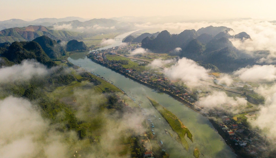 Phong Nha - Kẻ Bàng là một trong những khu vực karst nhiệt đới lớn nhất và cổ nhất thế giới. Phong Nha - Kẻ Bàng là một trong những khu vực karst nhiệt đới lớn nhất và cổ nhất thế giới.