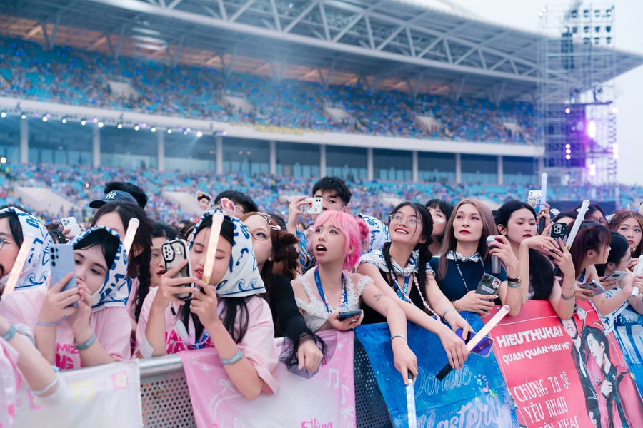 Khán giả trẻ tham gia concert quy mô lớn. Khán giả trẻ tham gia concert quy mô lớn.