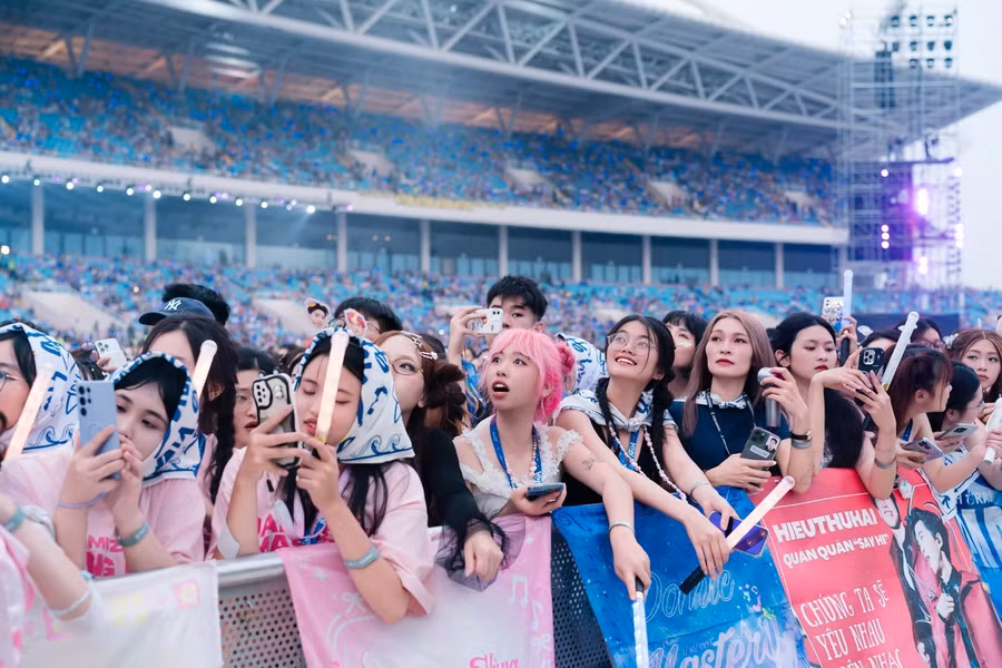 Khán giả trẻ tham gia concert quy mô lớn.