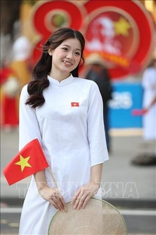 Thiếu nữ Việt Nam duyên dáng trong tà áo dài cùng lá cờ Tổ quốc. ao-dai-13825-14.jpg