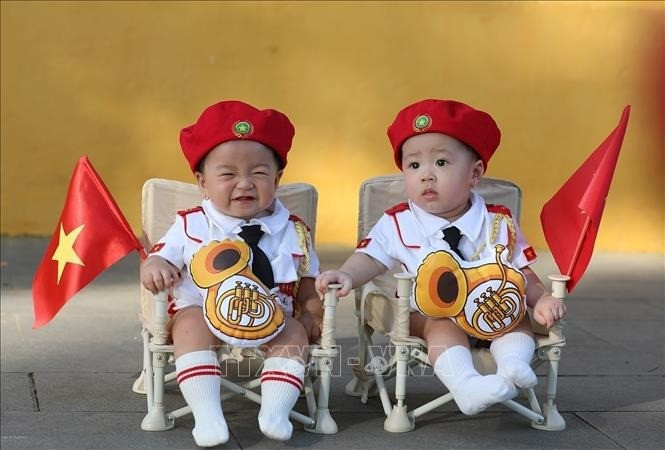 Các bạn nhỏ được gia đình lưu lại khoảnh khắc đẹp cùng với lá cờ Tổ quốc. ao-dai-13825-12.jpg
