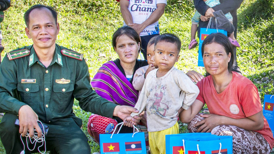 Tác giả (bìa trái) cùng nông dân Lào bên kia cửa khẩu Bờ Y Tác giả (bìa trái) cùng nông dân Lào bên kia cửa khẩu Bờ Y