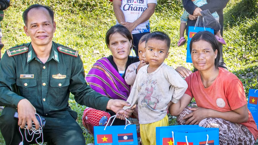 Tác giả (bìa trái) cùng nông dân Lào bên kia cửa khẩu Bờ Y