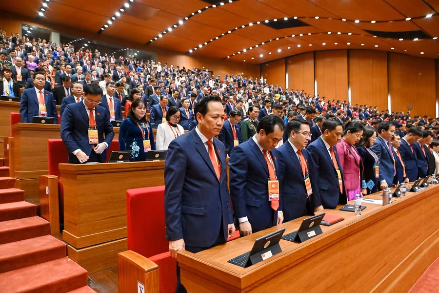 Các đại biểu dự phiên trù bị Đại hội XIV của Đảng dành phút mặc niệm cố Tổng Bí thư Nguyễn Phú Trọng và các Ủy viên Trung ương Đảng đã mất trong nhiệm kỳ Đại hội XIII. Điều này thể hiện tình cảm, sự tri ân của đại hội đối với những đóng góp to lớn của các lãnh đạo đối với nhiệm kỳ vừa qua cũng như quá trình xây dựng Đảng, phát triển đất nước. Ảnh: Duy Linh.