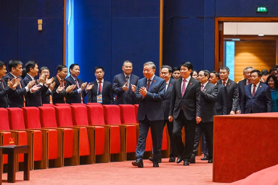 Tổng Bí thư Tô Lâm và các đồng chí lãnh đạo Đảng, Nhà nước đến dự phiên trù bị Đại hội XIV của Đảng, sáng 19/1. Ảnh: TTXVN.