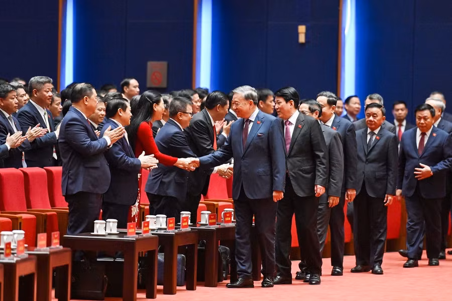 Tổng Bí thư Tô Lâm và các đồng chí lãnh đạo Đảng, Nhà nước đến dự phiên trù bị Đại hội XIV của Đảng, sáng 19/1. Ảnh: Duy Linh.