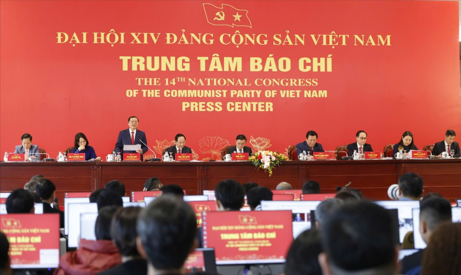 Ông Lại Xuân Môn - Ủy viên Trung ương Đảng, Phó Trưởng ban Thường trực Ban Tuyên giáo và Dân vận Trung ương, Giám đốc Trung tâm Báo chí Đại hội XIV, phát biểu tại Họp báo Đại hội XIV của Đảng. Ảnh: Như Ý.