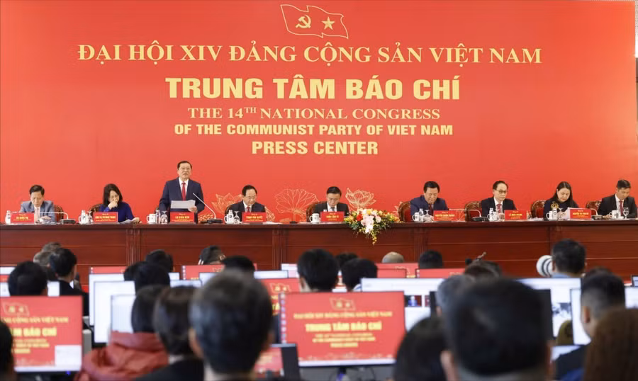 Ông Lại Xuân Môn - Ủy viên Trung ương Đảng, Phó Trưởng ban Thường trực Ban Tuyên giáo và Dân vận Trung ương, Giám đốc Trung tâm Báo chí Đại hội XIV, phát biểu tại Họp báo Đại hội XIV của Đảng. Ảnh: Như Ý.