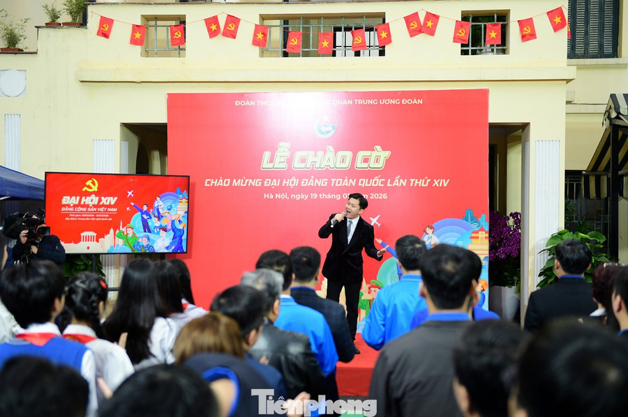 Lễ chào cờ được khởi đầu bằng ca khúc “Lời Đảng hiệu triệu trái tim” do ca sĩ Hoàng Hồng Ngọc sáng tác và biểu diễn; ca khúc “Nhà tôi có treo một lá cờ” (tác giả DTAP) do ca sĩ Bùi Tuấn Ngọc thể hiện.