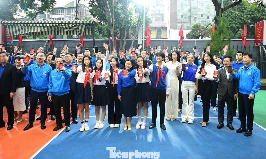 Tất cả đã cùng giơ cao điện thoại với hình nền Đại hội XIV, nhuộm đỏ không gian buổi lễ, cũng như chia sẻ hình ảnh “phủ đỏ" không gian mạng với thông điệp Triệu trái tim – chung một nhịp đập – hướng về Đại hội XIV của Đảng Cộng sản Việt Nam!