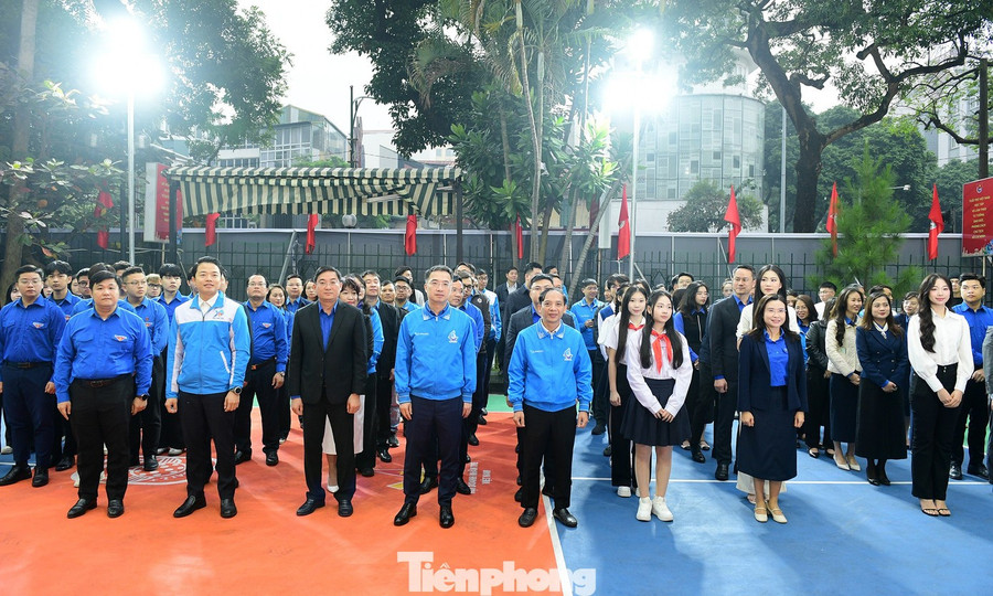 Tham dự lễ chào cờ có anh Nguyễn Tường Lâm – Bí thư T.Ư Đoàn, Chủ tịch T.Ư Hội LHTN Việt Nam; chị Nguyễn Phạm Duy Trang – Bí thư T.Ư Đoàn, Chủ tịch Hội đồng Đội Trung ương; anh Nguyễn Thanh Tùng – Phó Bí thư Đảng uỷ cơ quan T.Ư Đoàn. Cùng dự có các cán bộ, chuyên viên các ban, đơn vị cơ quan Trung ương Đoàn; các nghệ sĩ, diễn viên và gương thanh thiếu nhi tiêu biểu.