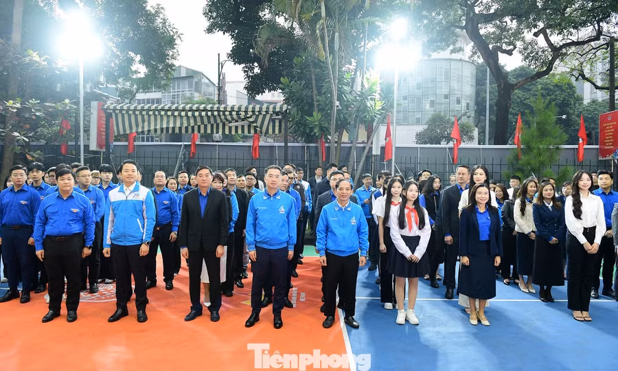 Tham dự lễ chào cờ có anh Nguyễn Tường Lâm – Bí thư T.Ư Đoàn, Chủ tịch T.Ư Hội LHTN Việt Nam; chị Nguyễn Phạm Duy Trang – Bí thư T.Ư Đoàn, Chủ tịch Hội đồng Đội Trung ương; anh Nguyễn Thanh Tùng – Phó Bí thư Đảng uỷ cơ quan T.Ư Đoàn. Cùng dự có các cán bộ, chuyên viên các ban, đơn vị cơ quan Trung ương Đoàn; các nghệ sĩ, diễn viên và gương thanh thiếu nhi tiêu biểu.