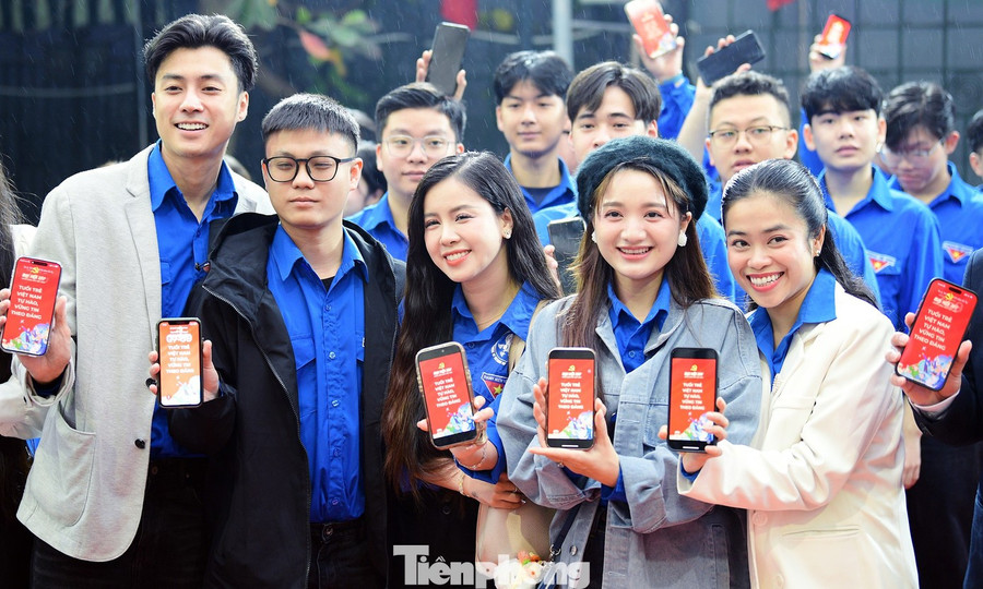 Diễn viên Trần Vương Anh (ngoài cùng bên trái) cùng các nghệ sĩ, đoàn viên thanh niên tại chương trình.