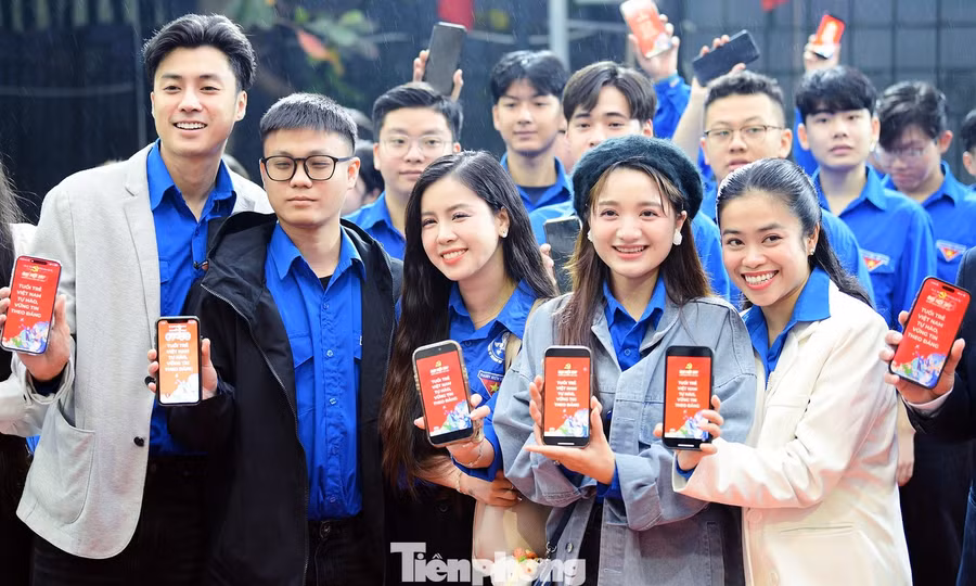 Diễn viên Trần Vương Anh (ngoài cùng bên trái) cùng các nghệ sĩ, đoàn viên thanh niên tại chương trình.