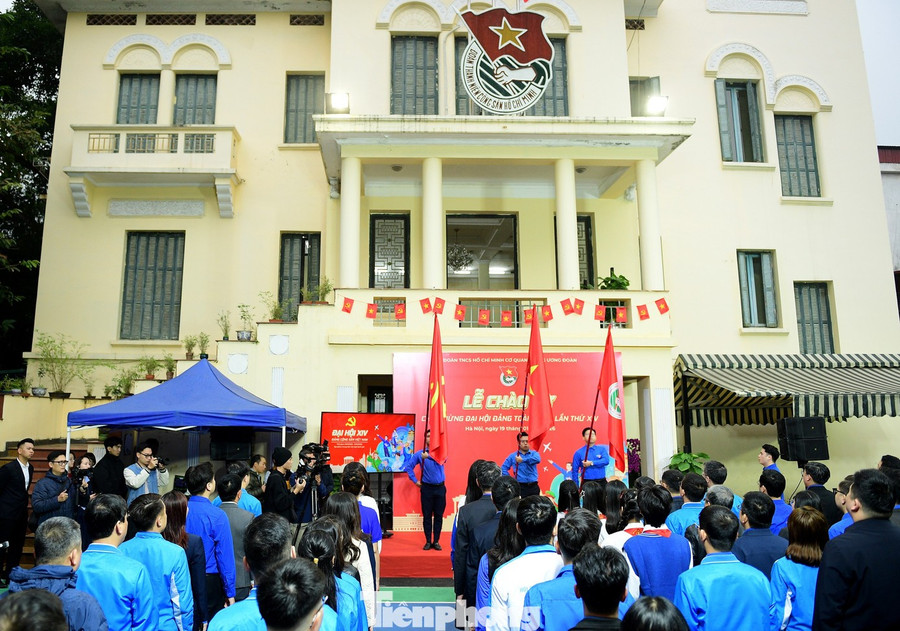 Trong không khí trang nghiêm, các đại biểu đã cùng hướng về cờ Đảng, cờ Tổ quốc và cờ Đoàn thực hiện nghi thức chào cờ và hát vang Quốc ca, Quốc tế ca, Đoàn ca.