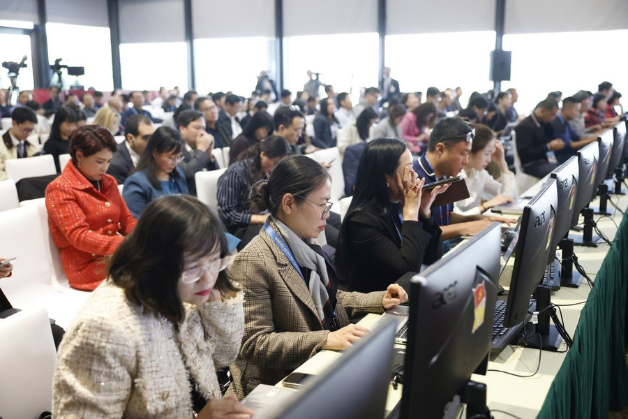 Các nhà báo tác nghiệp tại Họp báo Đại hội XIV của Đảng. Ảnh: Như Ý.