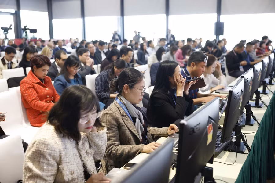 Các nhà báo tác nghiệp tại Họp báo Đại hội XIV của Đảng. Ảnh: Như Ý.