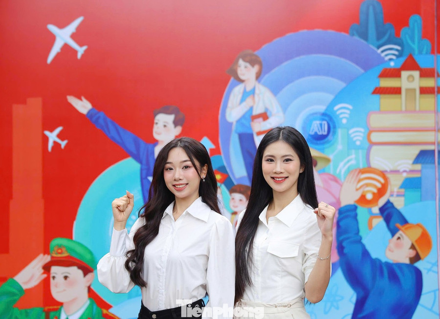 Tại chương trình, hai người đẹp Thu Hằng và Thùy Dương cùng thể hiện niềm tin, khí thế và mong muốn quyết tâm của thanh niên hướng về Đại hội XIV của Đảng.