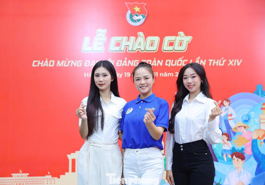 Cùng tham dự chương trình và thể hiện niềm tin, khí thế của tuổi trẻ hướng tới Đại hội XIV của Đảng còn có diễn viên Nguyễn Thu Quỳnh.