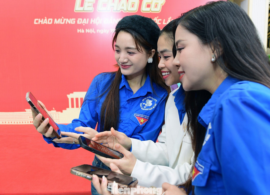 Tại chương trình, các người đẹp và nghệ sĩ, diễn viên đã cùng cài đặt bộ hình nền với chủ đề “Tuổi trẻ Việt Nam chào mừng Đại hội XIV của Đảng” trên điện thoại di động. Đồng thời, lan tỏa bộ hình nền đặc biệt này trên không gian mạng xã hội bằng cách chia sẻ kèm theo hashtag #ĐHXIV #ĐTN #tuoitrevoiĐHXIV