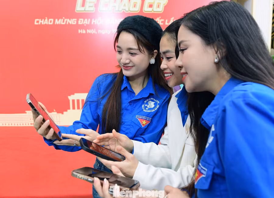 Tại chương trình, các người đẹp và nghệ sĩ, diễn viên đã cùng cài đặt bộ hình nền với chủ đề “Tuổi trẻ Việt Nam chào mừng Đại hội XIV của Đảng” trên điện thoại di động. Đồng thời, lan tỏa bộ hình nền đặc biệt này trên không gian mạng xã hội bằng cách chia sẻ kèm theo hashtag #ĐHXIV #ĐTN #tuoitrevoiĐHXIV