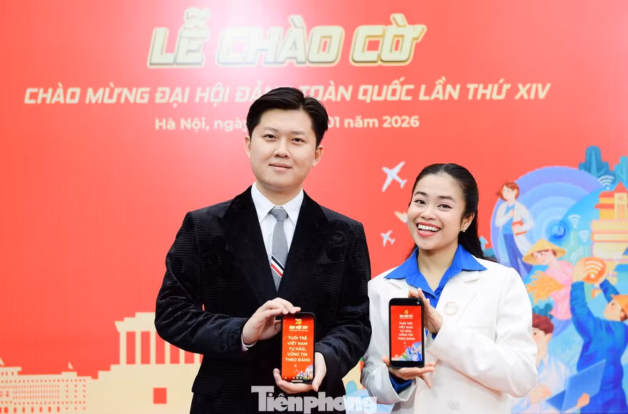 Hai ca sĩ Hoàng Hồng Ngọc và Bùi Tuấn Ngọc cùng lan tỏa thông điệp "Tuổi trẻ Việt Nam tự hào, vững tin theo Đảng" tại chương trình.