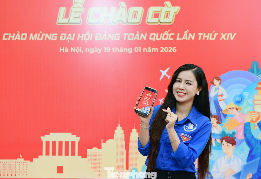 Ca sĩ Bùi Hoàng Yến (Nhà hát Ca Múa Nhạc Việt Nam), được biết đến qua The Voice 2017 (Giọng Hát Việt) và giải Nhất cuộc thi Tiếng Hát Việt - Trung 2018, lan tỏa hình nền với chủ đề “Tuổi trẻ Việt Nam chào mừng Đại hội XIV của Đảng ”.