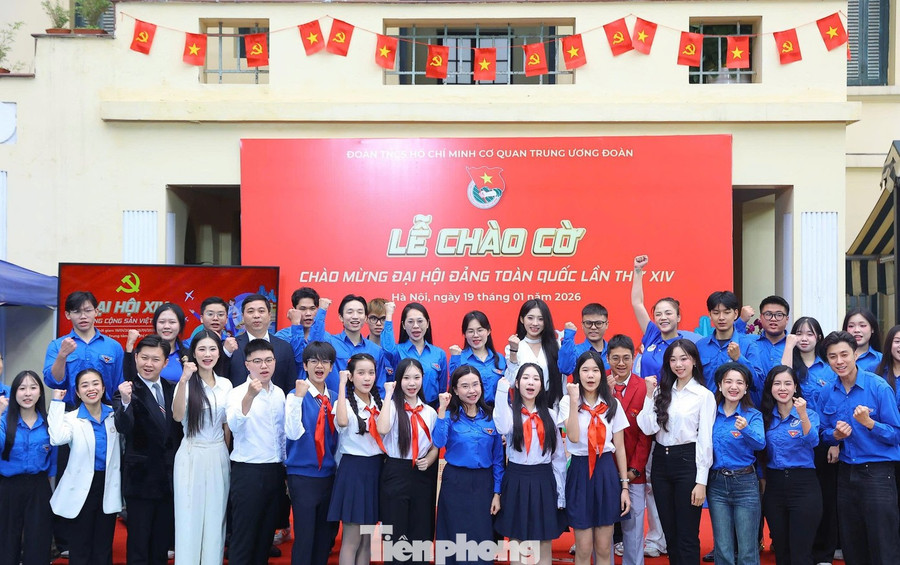 Sáng 19/1, tuổi trẻ cả nước đồng loạt tham dự Lễ chào cờ chào mừng Đại hội đại biểu toàn quốc lần thứ XIV của Đảng nhằm thể hiện tình cảm của tổ chức Đoàn hướng tới Tổ quốc, hướng tới Đảng. Nhiều nghệ sĩ, diễn viên, vận động viên và người đẹp Việt Nam đã tham dự lễ chào cờ tại cơ quan T.Ư Đoàn (Bà Triệu, Hà Nội).