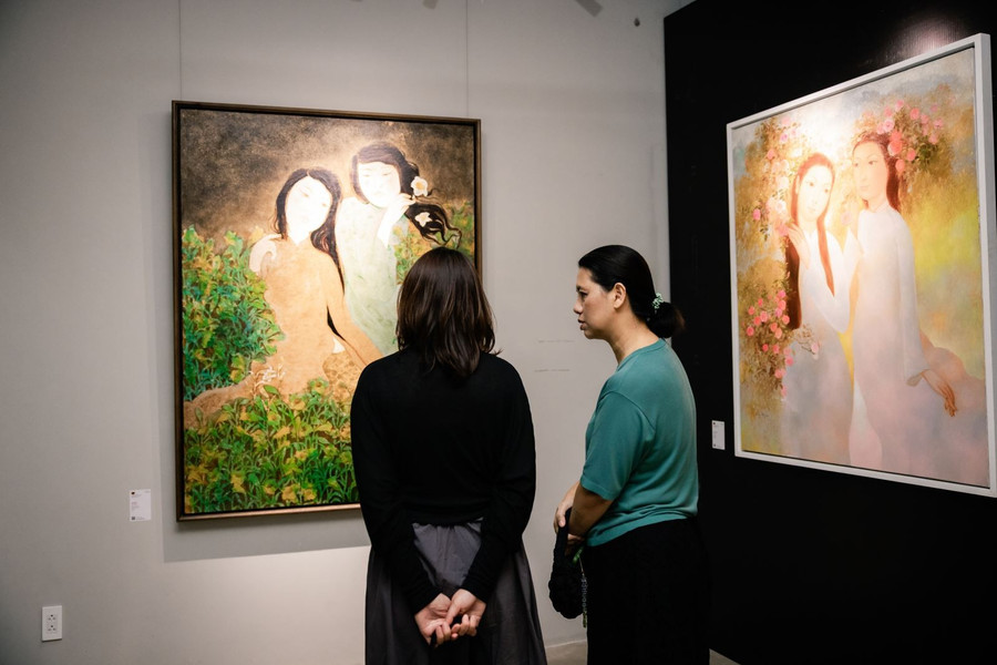 Loạt tranh “Thiếu nữ và hoa giấy Thanh Tiên” gợi lại sắc màu văn hóa dân gian của làng nghề hơn 300 năm tuổi ở Huế, tôn vinh bàn tay khéo léo và lời cầu chúc thịnh vượng của người phụ nữ.