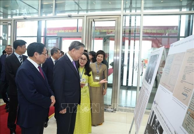 Tổng Bí thư Tô Lâm và Thủ tướng Phạm Minh Chính cùng các đại biểu tham quan trưng bày ảnh về hoạt động của Chính phủ qua các thời kỳ do TTXVN thực hiện. Ảnh: Thống Nhất/TTXVN chinh-phu2-200825.jpg