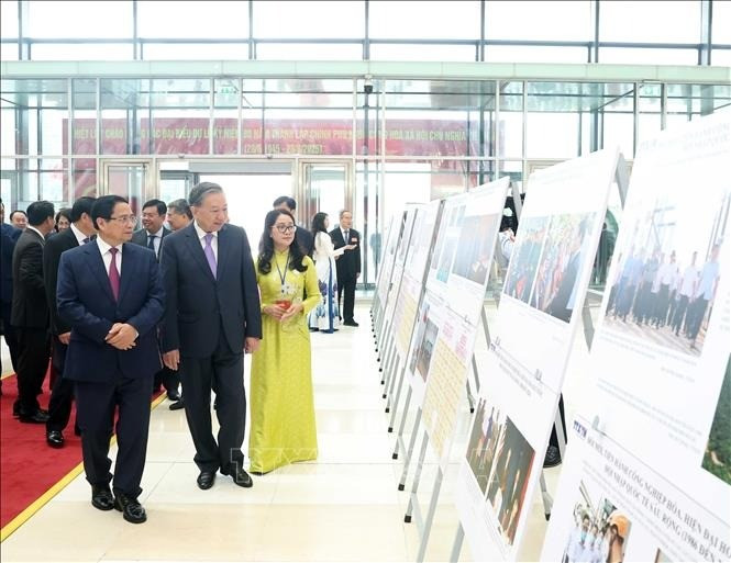 Tổng Bí thư Tô Lâm và Thủ tướng Phạm Minh Chính cùng các đại biểu tham quan trưng bày ảnh về hoạt động của Chính phủ qua các thời kỳ do TTXVN thực hiện. Ảnh: Thống Nhất/TTXVN chinh-phu-20825-13.jpg