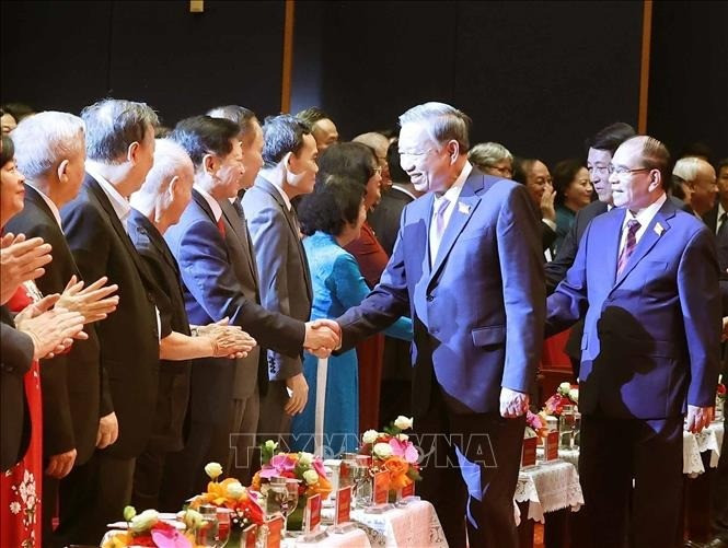 Tổng Bí thư Tô Lâm với các đại biểu tham dự buổi lễ. Ảnh: Thống Nhất/TTXVN chinh-phu-20825-15.jpg