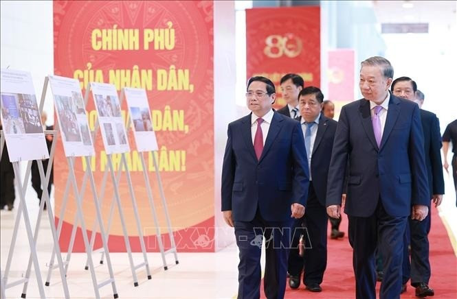 Tổng Bí thư Tô Lâm và Thủ tướng Phạm Minh Chính cùng các đại biểu tham quan trưng bày ảnh về hoạt động của Chính phủ qua các thời kỳ do TTXVN thực hiện. Ảnh: Dương Giang/TTXVN chinh-phu-20825-12.jpg