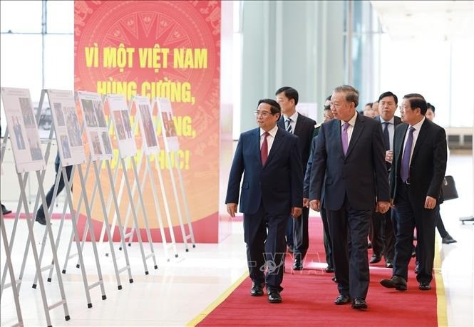 Tổng Bí thư Tô Lâm và Thủ tướng Phạm Minh Chính cùng các đại biểu tham quan trưng bày ảnh về hoạt động của Chính phủ qua các thời kỳ do TTXVN thực hiện. Ảnh: Dương Giang/TTXVN chinh-phu-200825.jpg