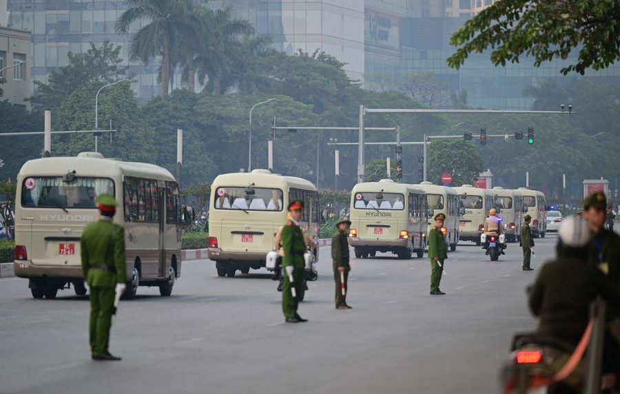 Thời điểm đoàn xe đi qua, lực lượng cảnh sát tạm thời dừng các phương tiện theo lề đường bên phải và tại các ngõ nhỏ
