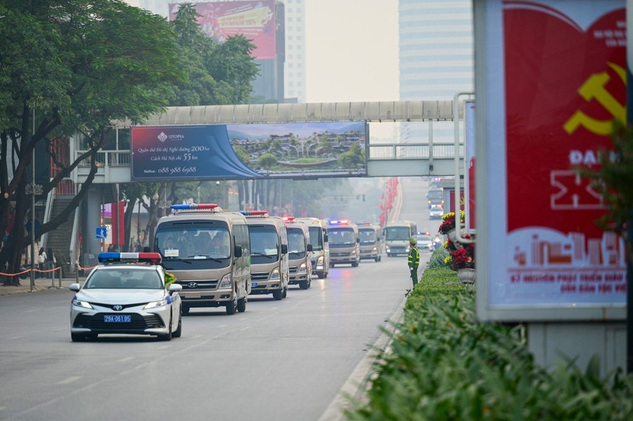 Đoàn xe đại biểu được dẫn đường bởi xe của lực lượng cảnh sát giao thông