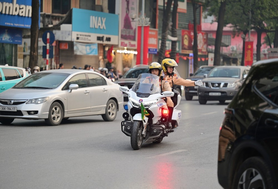 Đi trước đoàn xe là lực lượng dẫn đoàn