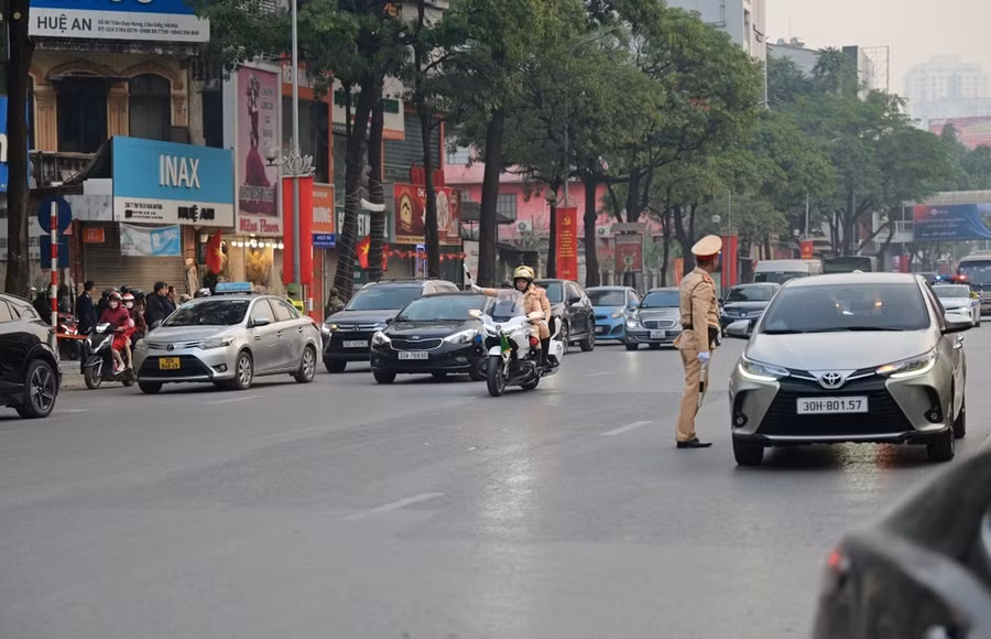 Việc di chuyển của đoàn xe đưa đón đại biểu không làm ảnh hưởng lớn tới quá trình di chuyển của người dân trên đường