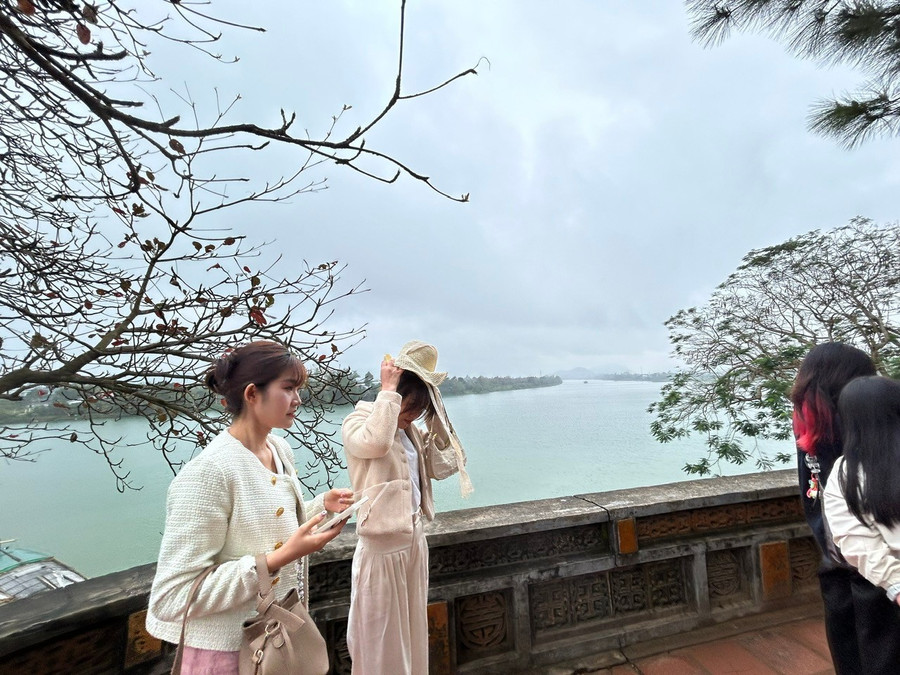 Sông Hương, nhìn từ cổng Chùa Thiên Mụ Sông Hương, nhìn từ cổng Chùa Thiên Mụ