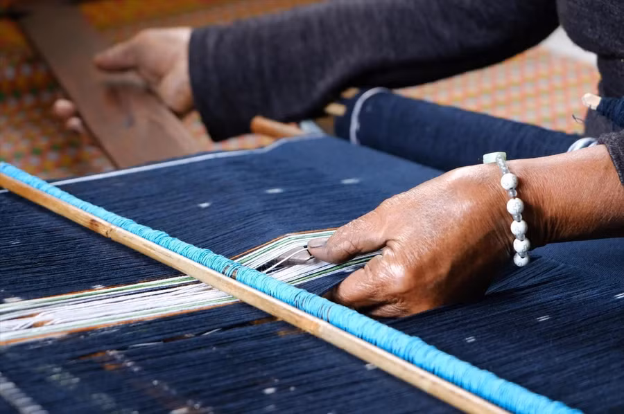 Người phụ nữ K’Ho bên khung cửi.