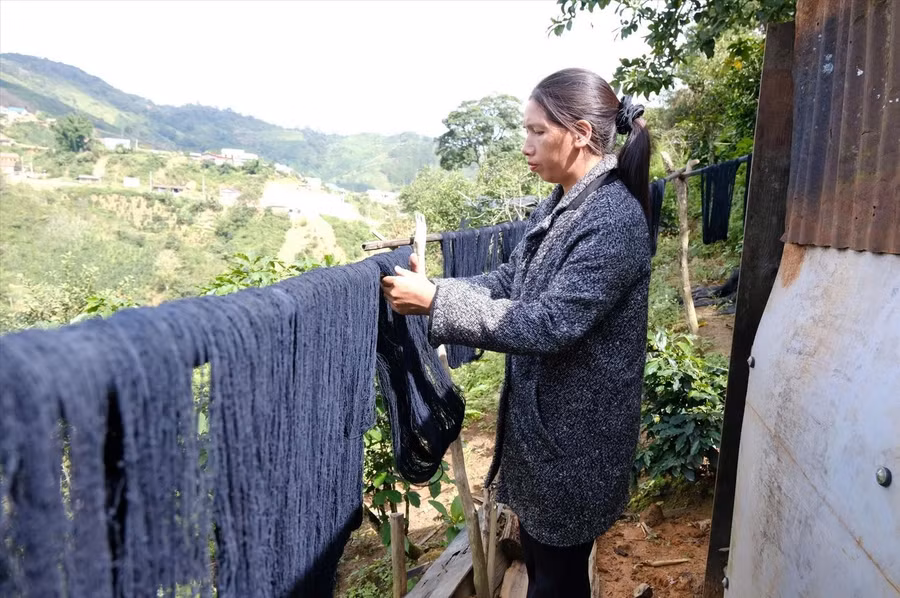 Những sợi chỉ nhuộm từ lá chàm, củ nghệ, lá cà ri… phơi rực rỡ dưới nắng.
