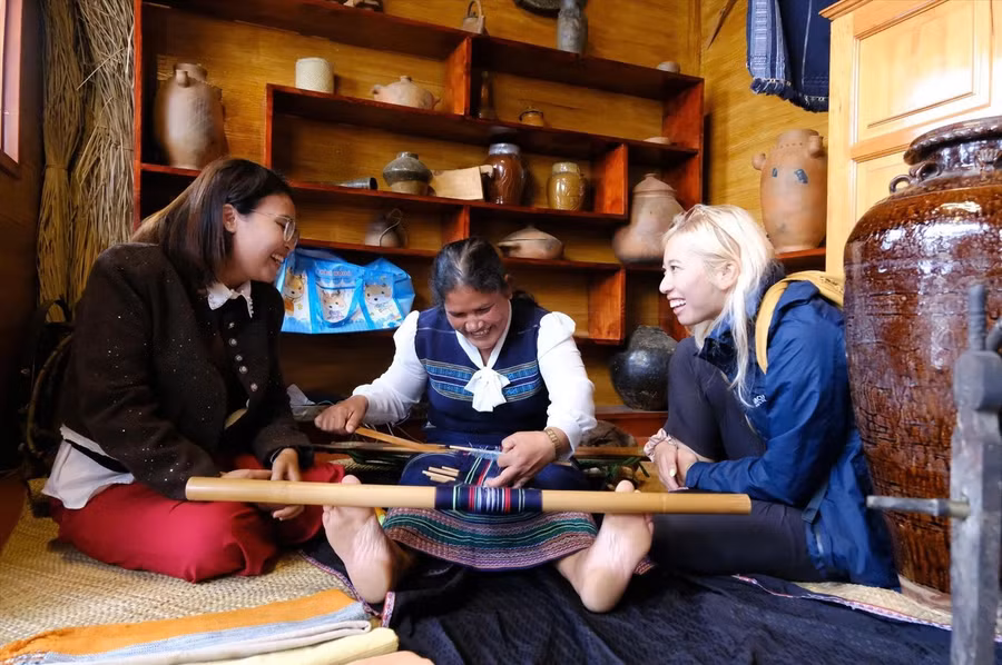 Khung dệt kẽo kẹt nơi hiên nhà gỗ.